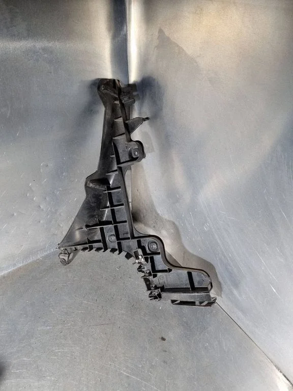 Rear bumper mounting bracket 8P3807378B