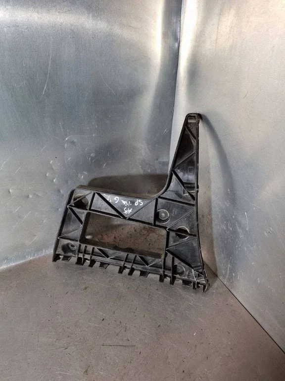 Rear bumper mounting bracket 8T8807453