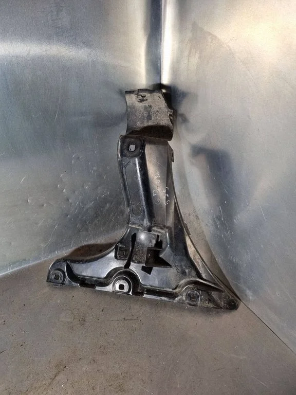 Rear bumper mounting bracket 7178186