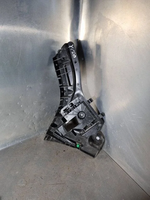 Rear bumper mounting bracket 31323763