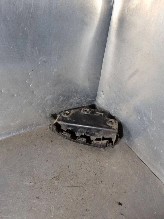 Rear bumper mounting bracket 8P3807393