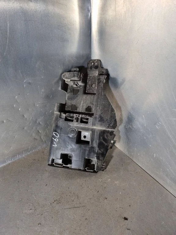 Rear bumper mounting bracket 31352285