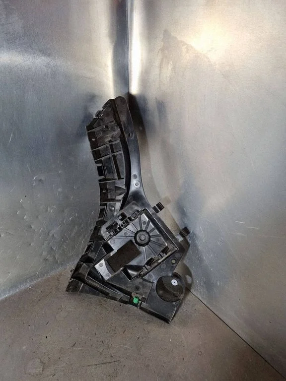 Rear bumper mounting bracket 31323763