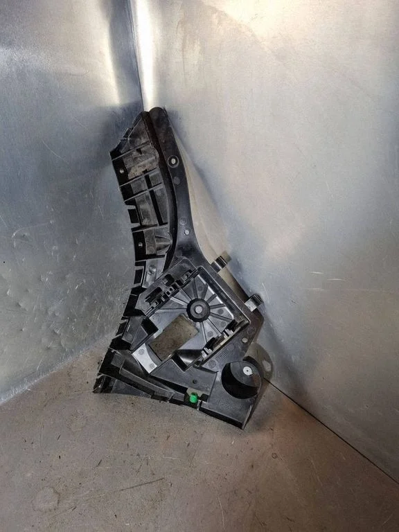 Rear bumper mounting bracket 31323763