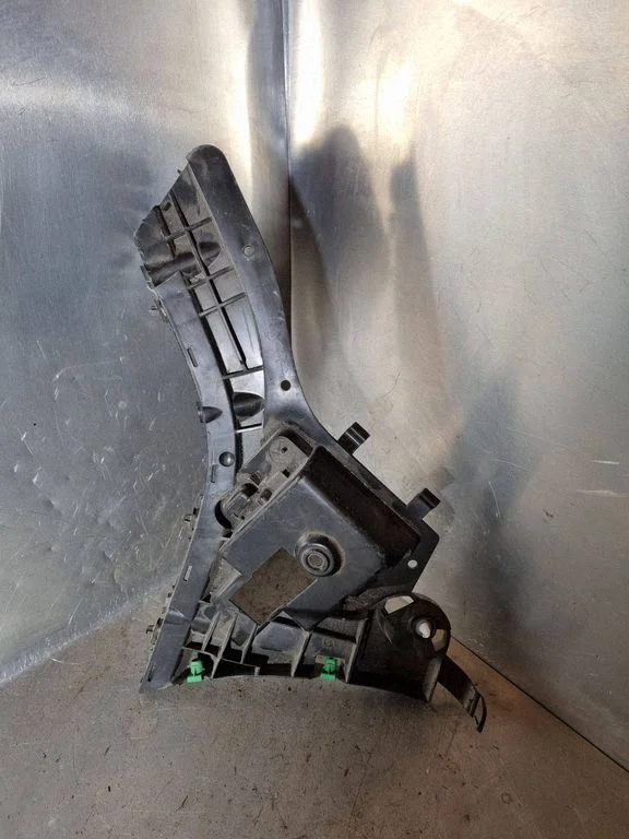 Rear bumper mounting bracket 31323764