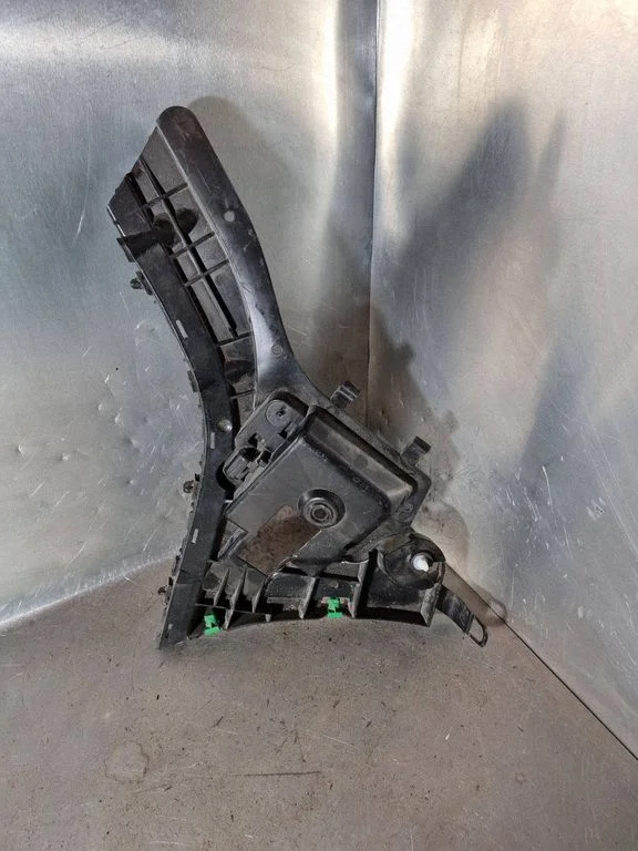 Rear bumper mounting bracket 31323764