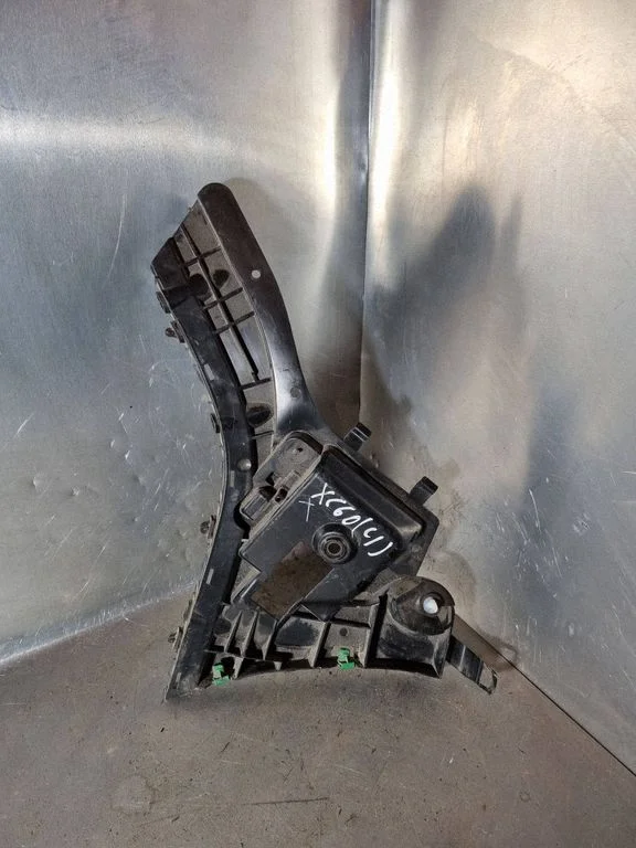 Rear bumper mounting bracket 31323764