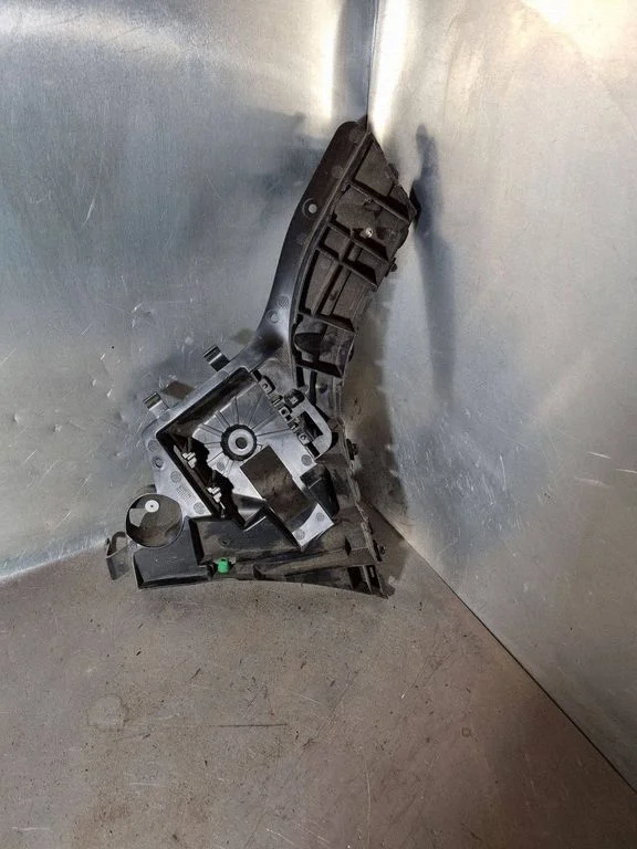 Rear bumper mounting bracket 31323764