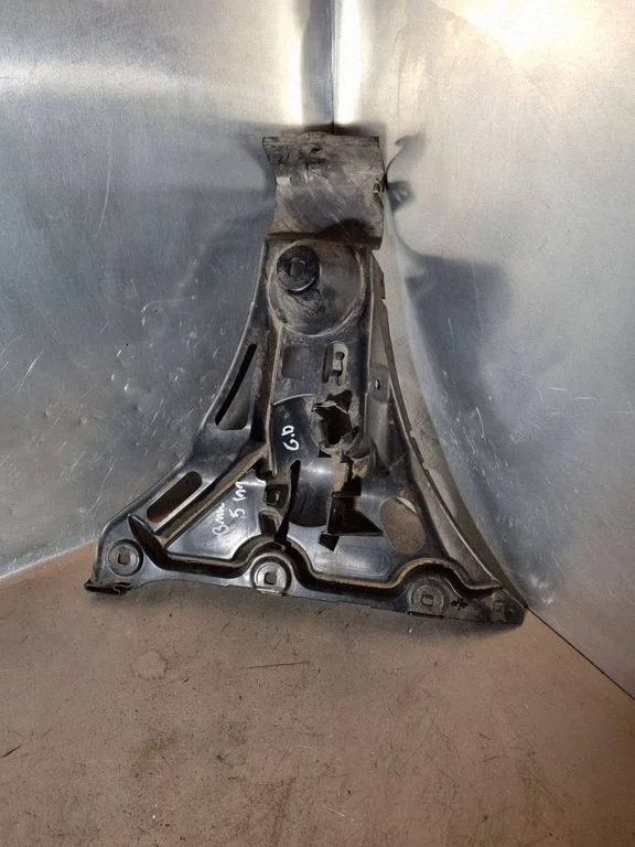 Rear bumper mounting bracket 7060796