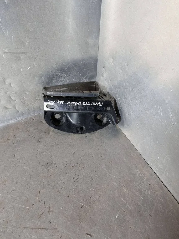 Rear bumper mounting bracket 7118193