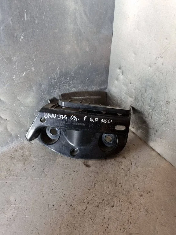 Rear bumper mounting bracket 7118194