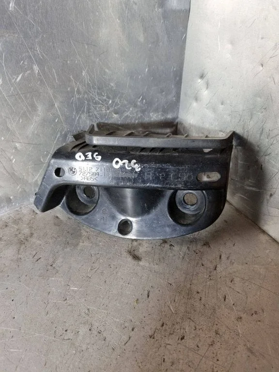 Rear bumper mounting bracket 7118194