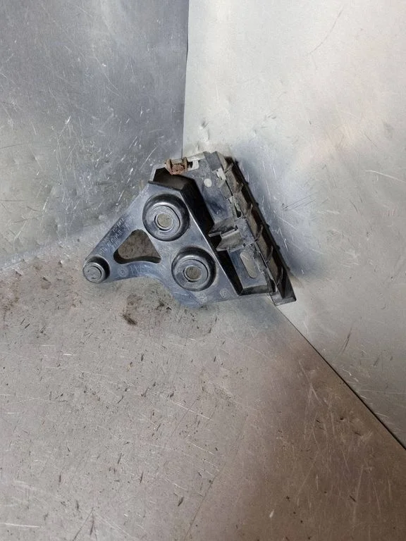 Rear bumper mounting bracket 72758411