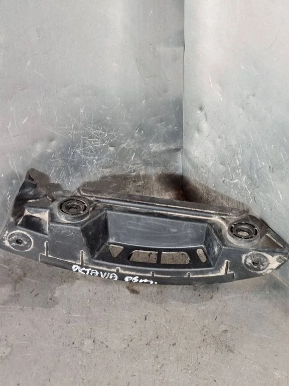 Rear bumper mounting bracket 1Z9807394