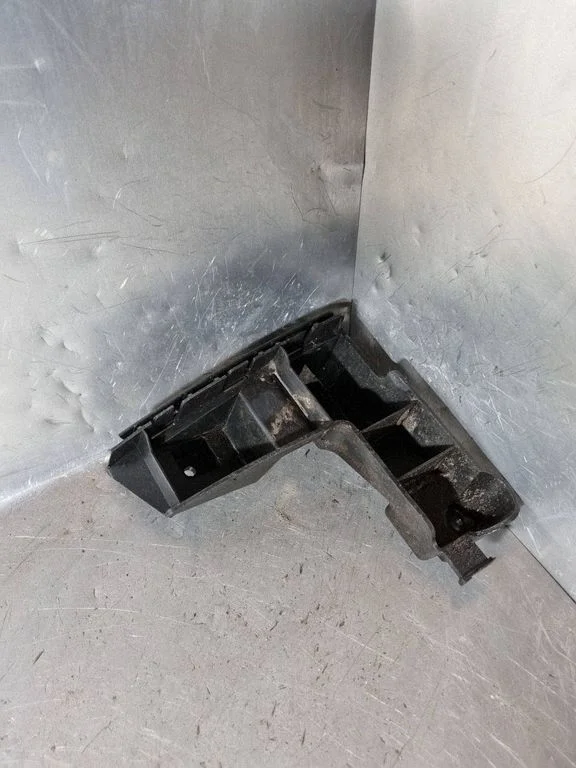 Rear bumper mounting bracket – Volvo V70 (2005-2008)