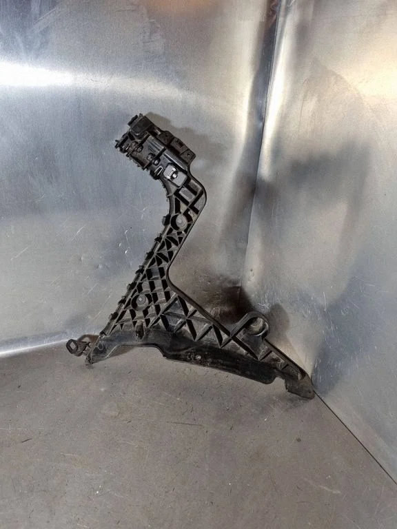 Rear bumper mounting bracket 8p4807377b