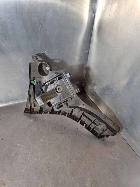 Rear bumper mounting bracket 31323764