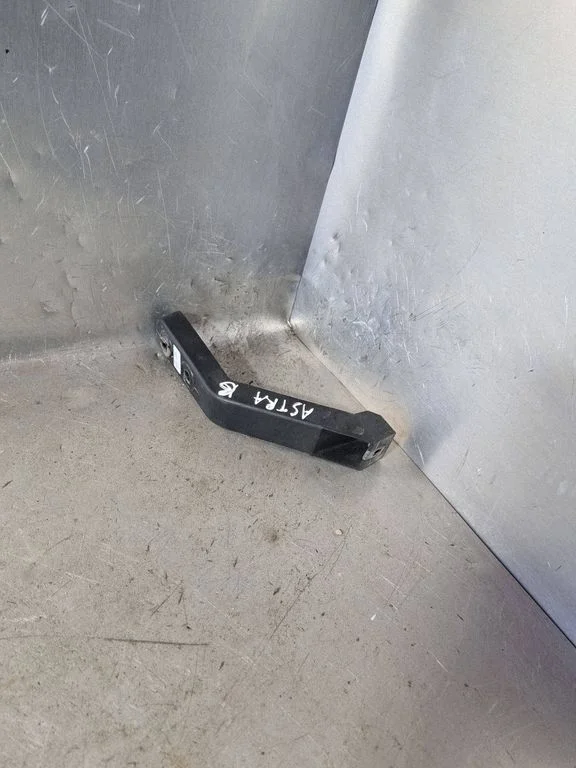 Rear bumper mounting bracket 13426396