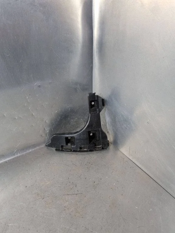 Rear bumper mounting bracket 30763440