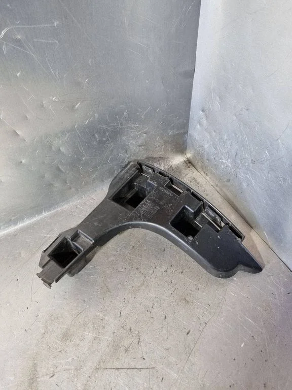 Rear bumper mounting bracket 30763440