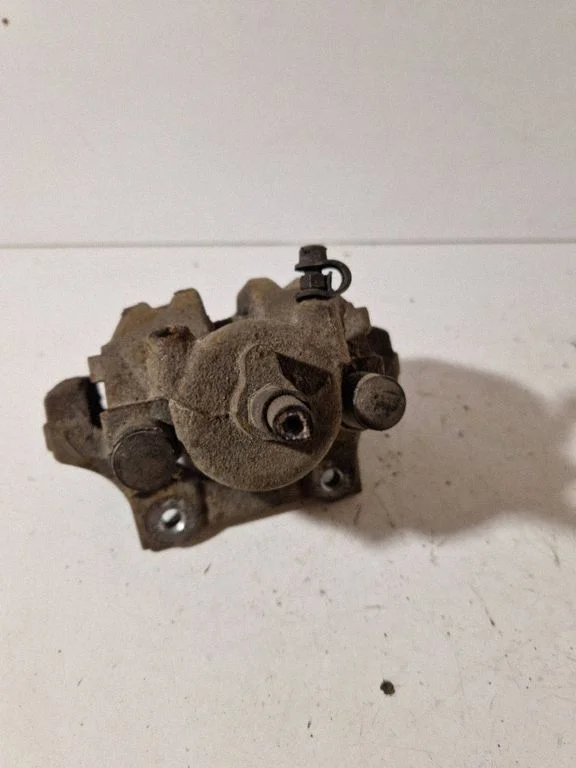 Rear brake caliper – rear right