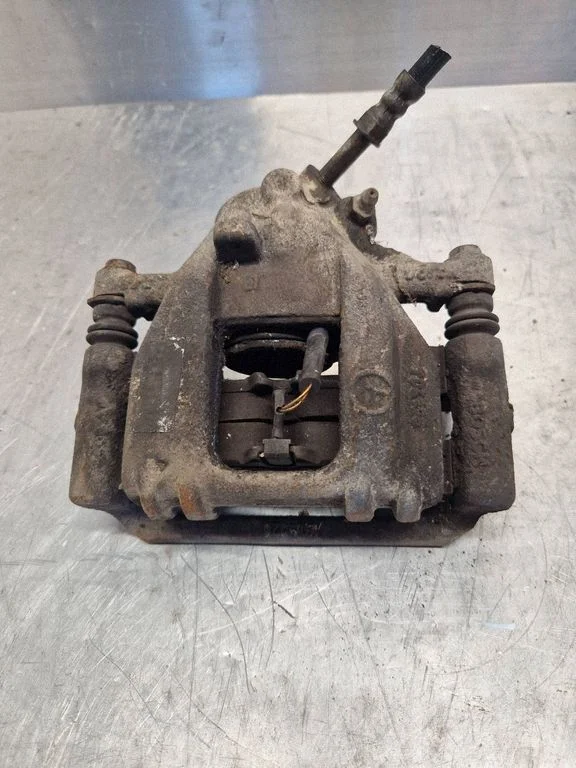 Rear brake caliper Y04126