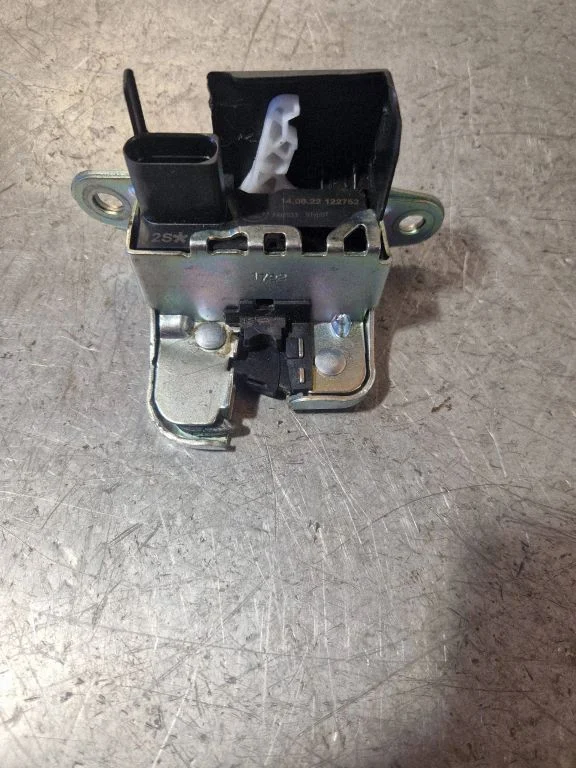 Tailgate/trunk/boot lock/catch/latch A102523