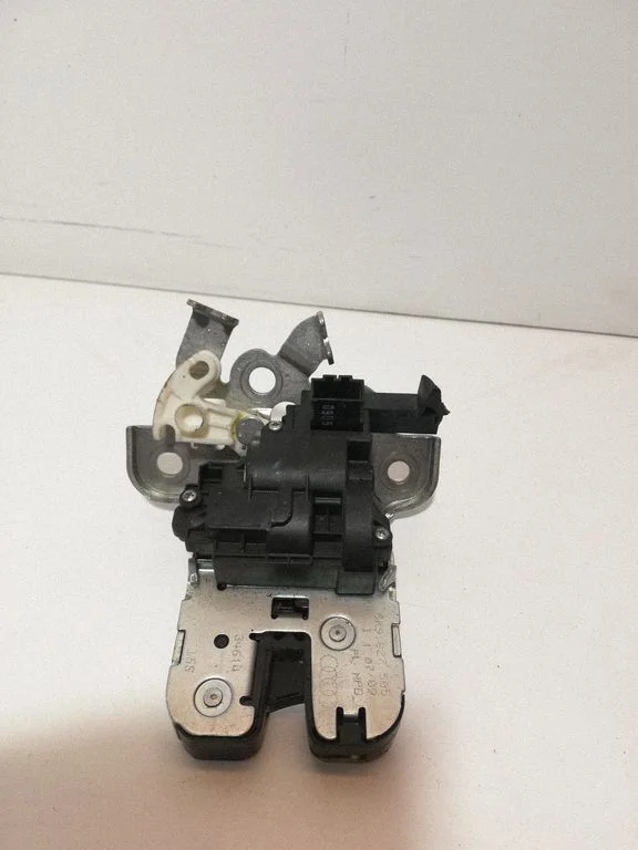 Tailgate/trunk/boot lock/catch/latch 8K9827505