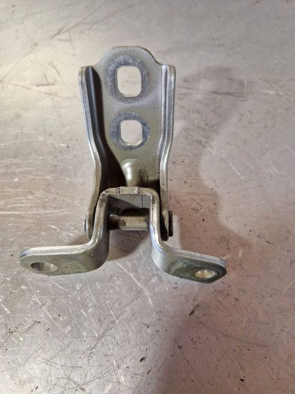 Front door upper hinge A046057
