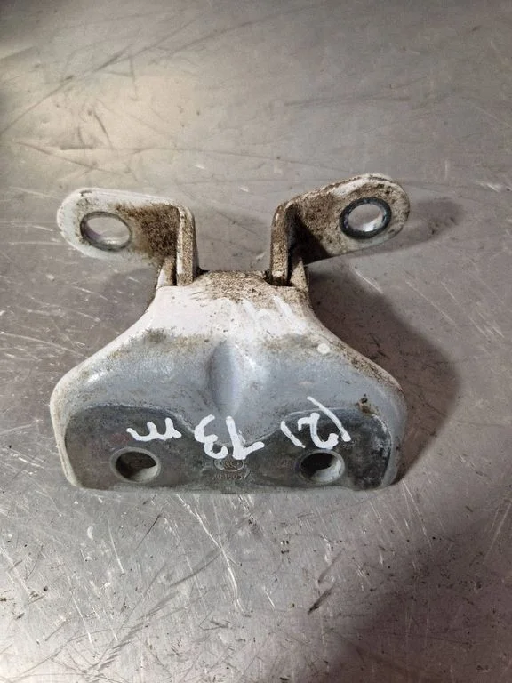 Front door upper hinge A046057