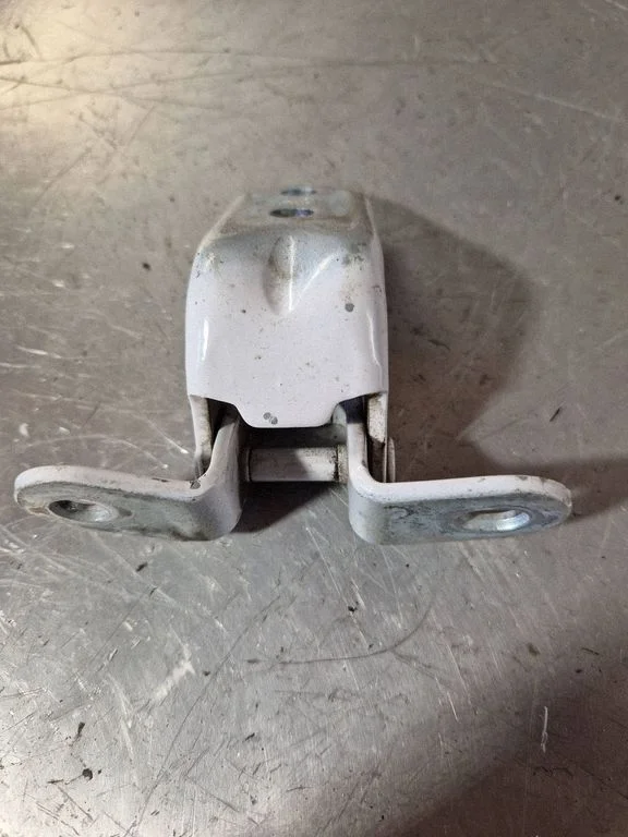 Front door upper hinge A046057
