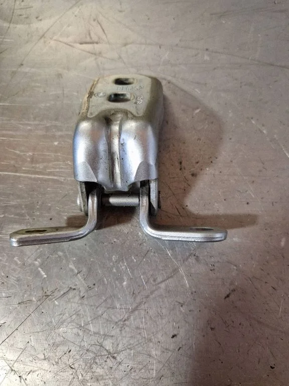 Front door upper hinge A046057