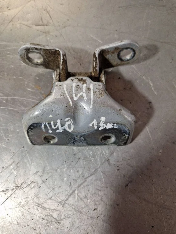 Front door upper hinge A046057