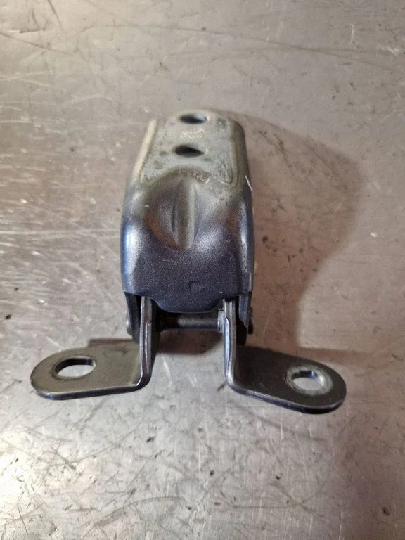 Front door upper hinge A046057