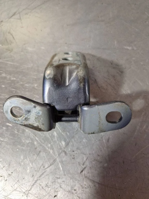Front door upper hinge A046057