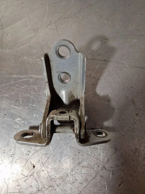 Front door upper hinge A046057
