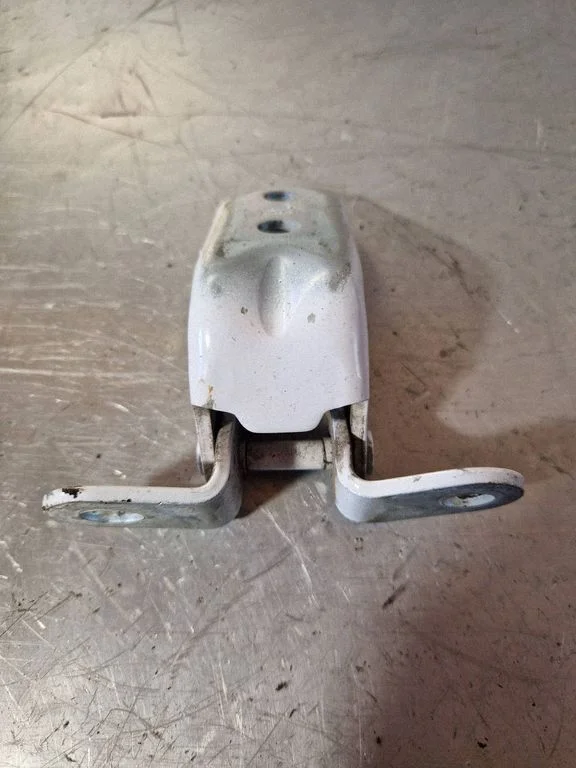 Front door upper hinge A046057