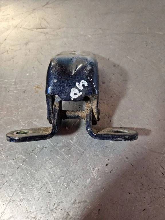 Front door upper hinge A046057