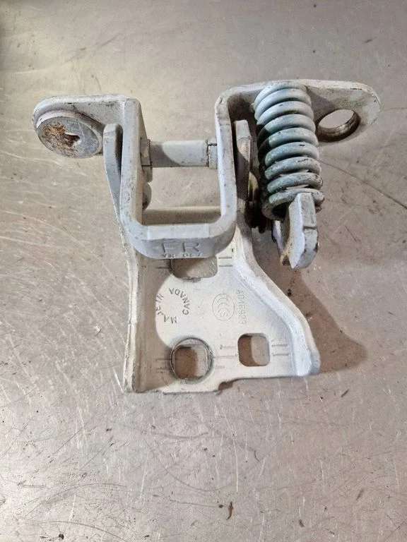 Front door upper hinge A046923