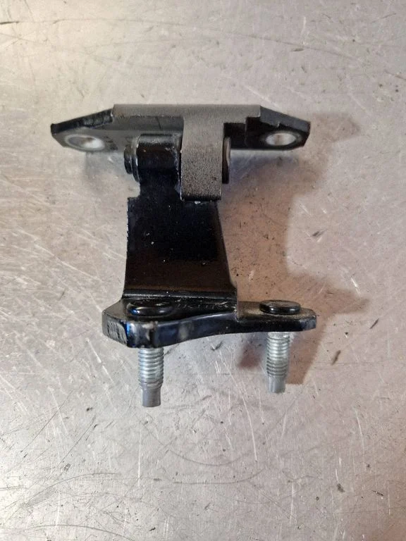 Priekšējā augšējā eņģe JKUR