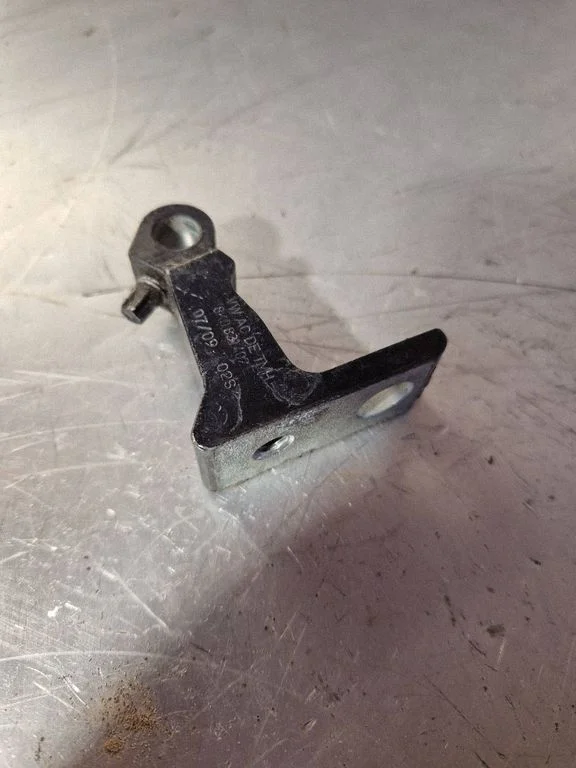 Front door upper hinge – Audi A4 Allroad B8 (2008-2016)