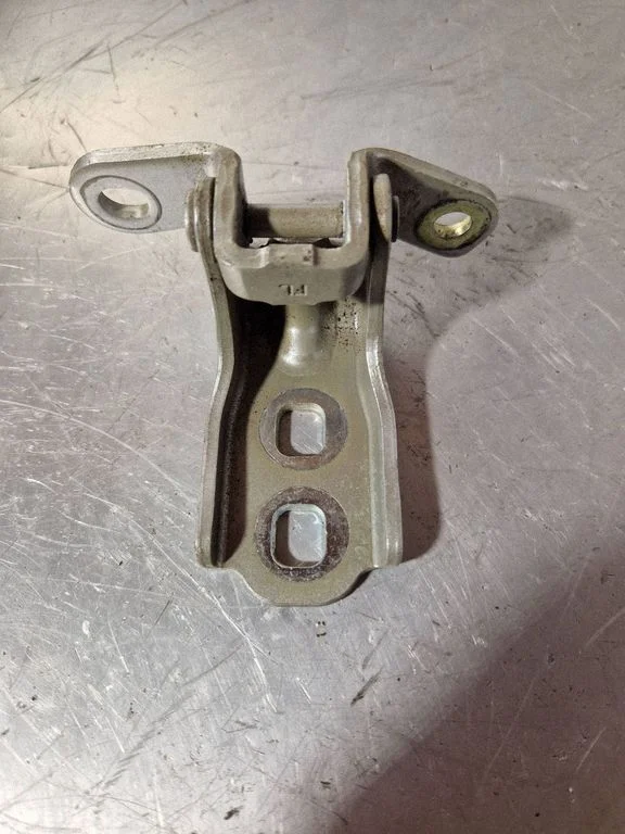 Front door upper hinge A046057