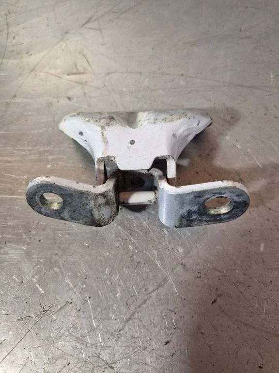 Front door upper hinge A046057