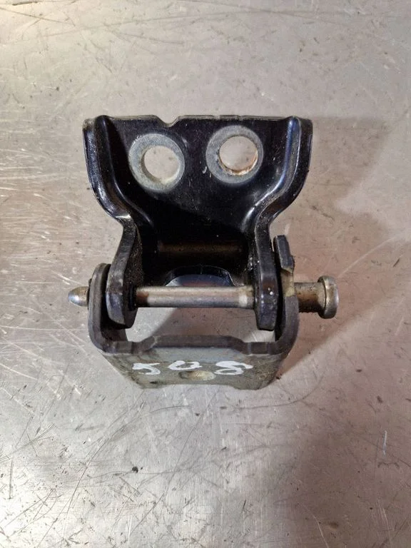 Front door upper hinge A075091