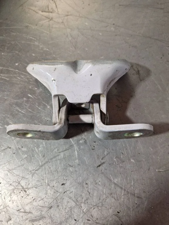 Front door upper hinge A046057