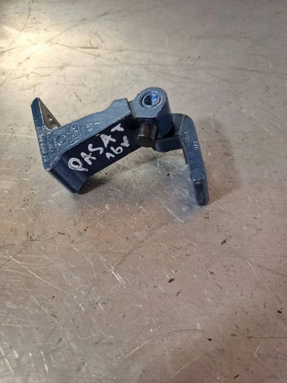 Front door upper hinge – Volkswagen Passat B7 USA (2012-2019)