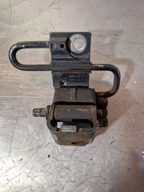 Front door upper hinge – Audi Q7 4L (2005-2015)