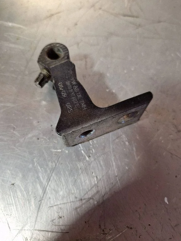 Front door upper hinge – Audi A4 Allroad B8 (2008-2016)