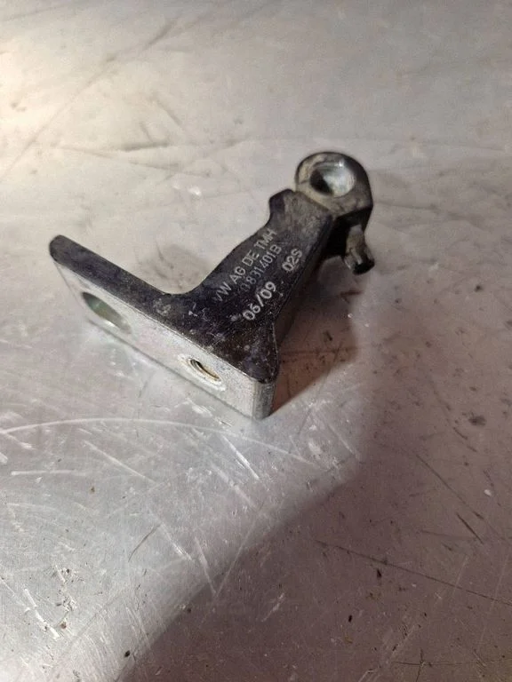 Front door upper hinge – Volkswagen Golf Plus (2005-2013)