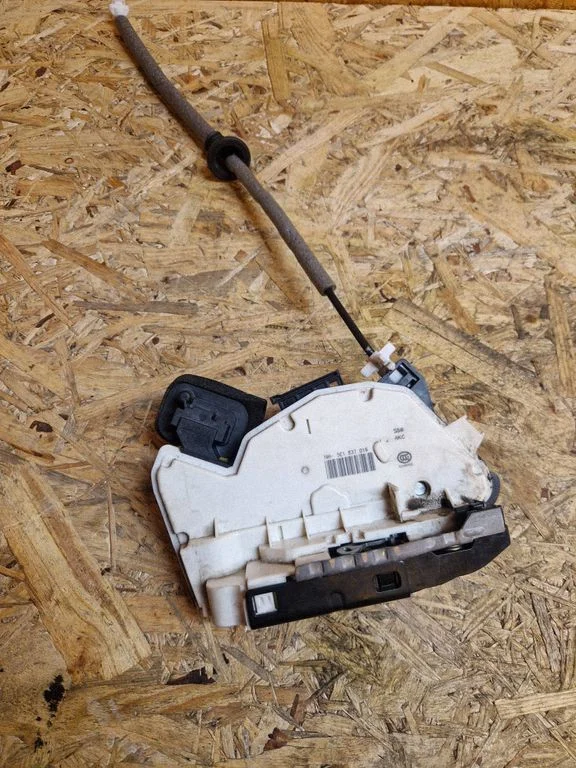 Front door lock 5E1837016
